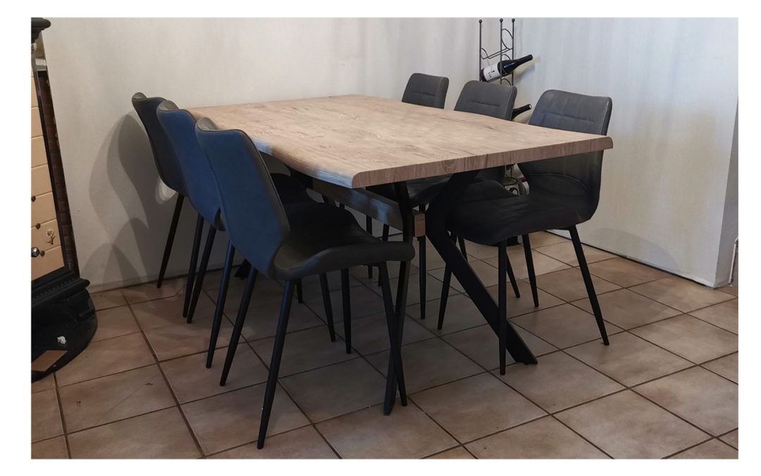 Nous sommes heureux de satisfaire une personne de plus à La Roche-en-Ardenne. Nous avons livré une table de salle à manger et ses 6 chaises chez une dame à La Roche-en-Ardenne ce mercredi.